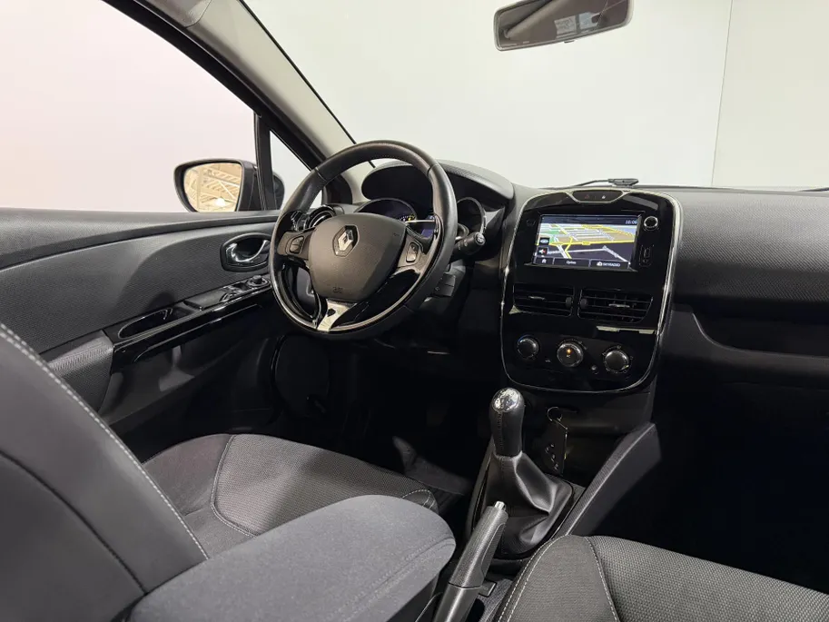 Renault Clio Estate 90PK TCe Expression | Navi | Armsteun | Bleutooth | Cruise Control | Lichtmetalen Velgen | Airco | USB | Leder Stuurwiel |