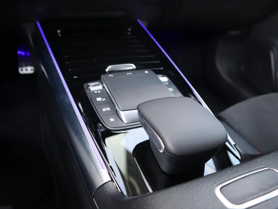 Mercedes-Benz GLA 200 Business Solution AMG l Trekhaak l Panoramadak l Stoelverwarming