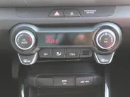 Kia Stonic 1.0 T-GDi MHEV DynamicPlusLine | Stuur-/stoelverwarming | Camera | Cruise adapt. | Clima | LED | Navi | 16' LM | Automaat |