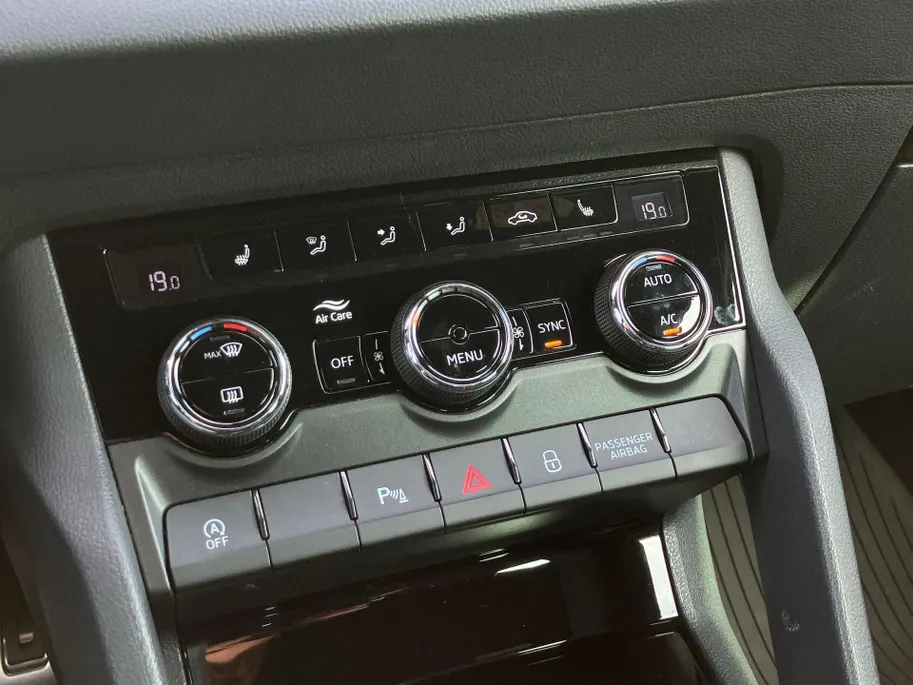 Škoda Karoq 1.5TSI/150PK ACT Sportline Business · Trekhaak · Camera · Stoelverwarming · Apple/Android Car Play · Navigatie ·