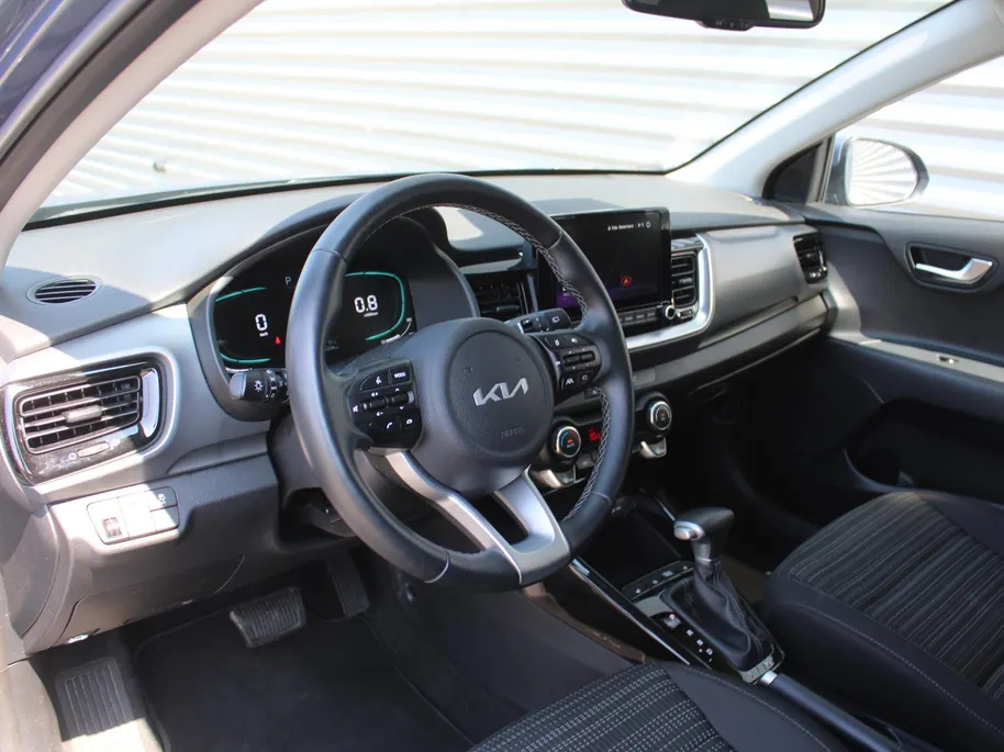 Kia Stonic 1.0 T-GDi MHEV DynamicPlusLine | Stuur-/stoelverwarming | Camera | Cruise adapt. | Clima | LED | Navi | 16' LM | Automaat |