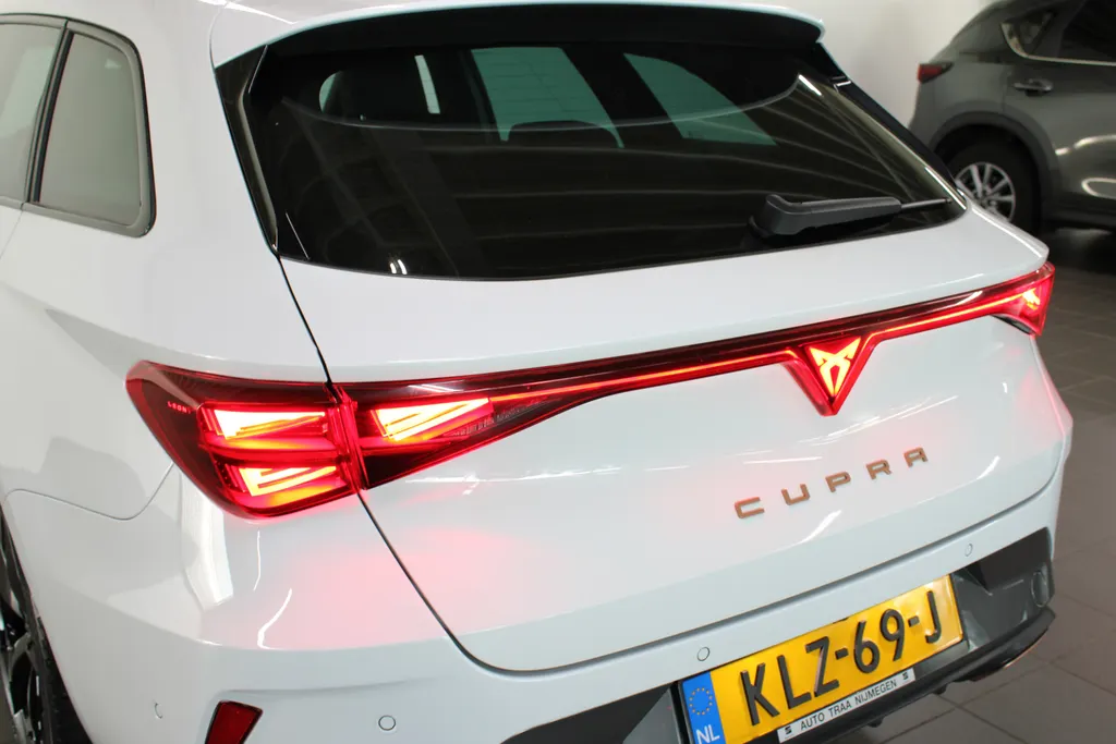 CUPRA Leon Sportstourer 1.5 TSI e-Hybrid Business PHEV / Stoel + Stuurverwarming / Elektr. Klep / 18' LMV / Camera / Navi /