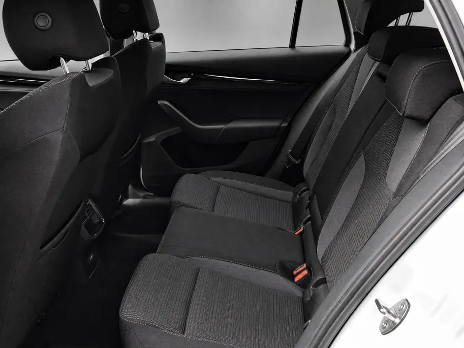 Škoda Octavia Combi 1.5TSI/115PK FL Selection · Apple/Android Car Play · Parkeersensoren · Stoelverwarming · Garantie t/m 04-12-2028 of 120000km.