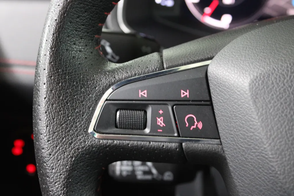 SEAT Arona 1.0 TSI FR Business Intense / 18'' LMV / FULL LED / CAMERA / KEYLESS /