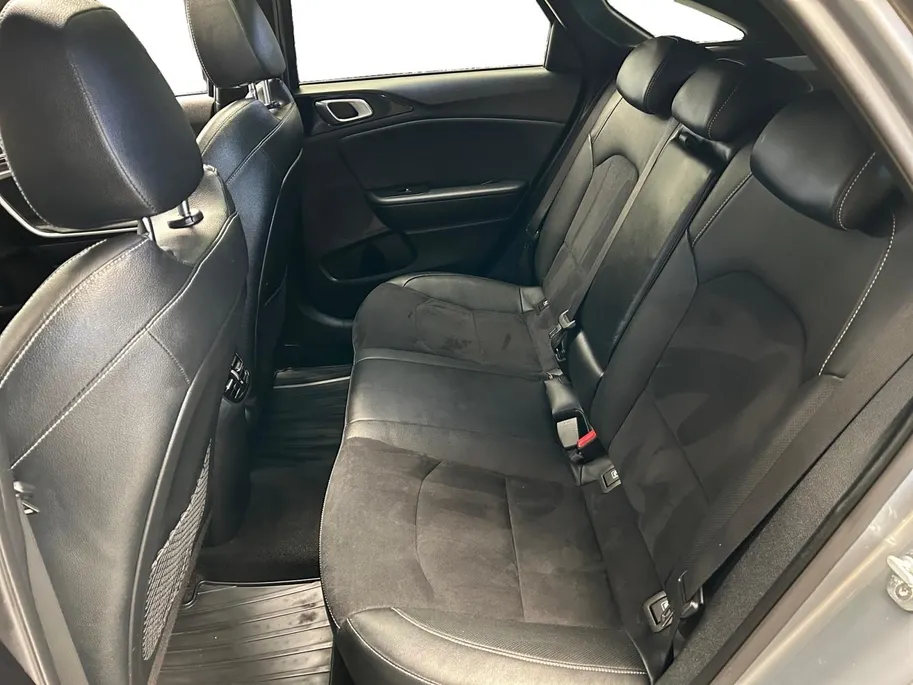 Kia ProCeed 1.0 T-GDI GT-Line | Elektrisch Glazen Schuif / Kanteldak | Apple Carplay / Android Auto | Navigatiesysteem | Stoel + Stuurverwarming | Licht + Regensensor | Parkeersensoren + Camera Achter | Cruise Control | 17” Lichtmetalen Velgen | Climate Control Rijst