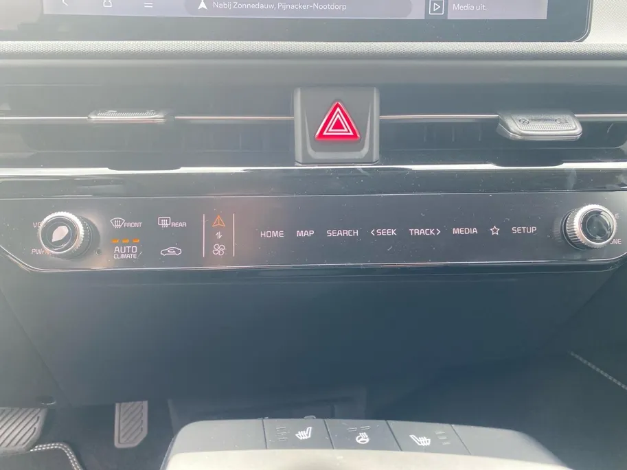 Kia EV6 Light Edition 63 kWh | VOORRAAD VOORDEEL NU €42.950,- | Direct leverbaar | Stoel+Stuur verwarming | Climate control | Navigatie | Parkeer camera achter | Parkeer sensoren voor en achter