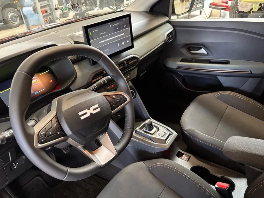 Dacia Jogger 1.8 hybrid 155 limited edition 7p. AUTOMAAT NAVI AIRCO CAMERA CRUISE CONTROLE APPLE CARPLAY ANDROID AUTO LM VELGEN 7 STOELEN !!LET OP RIJDENDE DEMO VRAAG NAAR ACTUELE KMSTAND!!!
