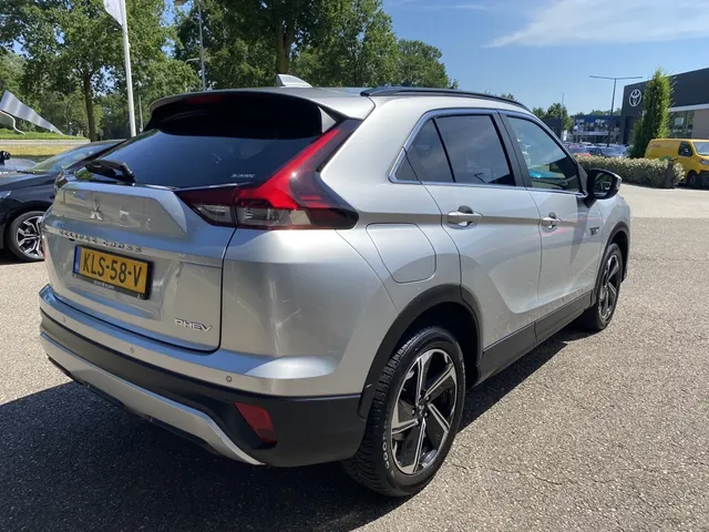 Mitsubishi Eclipse Cross 2.4i PHEV First Edition | All Seasons