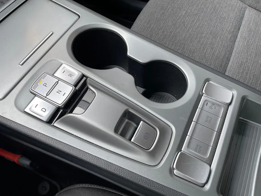 Hyundai Kona EV Comfort 64 kWh | Warmtepomp | 100% SOH | Adaptive cruise control | Apple Carplay & Android Auto | Achteruitrijcamera | Parkeersensoren achter | Keyless entry | DAB radio |