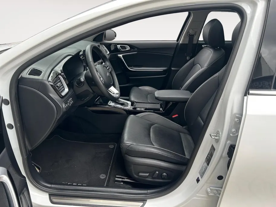 Kia XCeed 1.6 GDi PHEV ExecutiveLine | Trekhaak Afneembaar + 13-Polige Stekker | Apple Carplay / Android Auto | Navigatiesysteem | Stoelverwarming + Stoelkoeling | Stuurverwarming | Elektrisch Verstelbare Voorstoelen | Bestuurdersstoel Met geheugen | Elektrisch bed