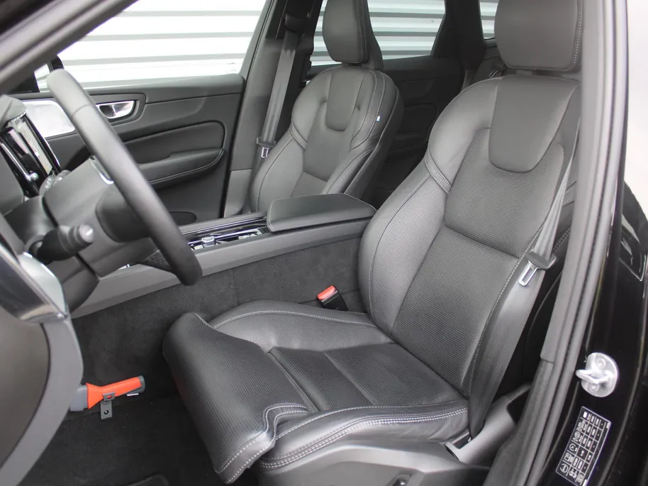 Volvo XC60 2.0 T8 Plug-in hybrid AWD Ultimate Black Edition | Trekhaak elektr. | Luchtvering | Schuifdak | Leer | Geheugenstoelen | B&W audio | Stoelventilatie | Winterset | Zeer nette auto |