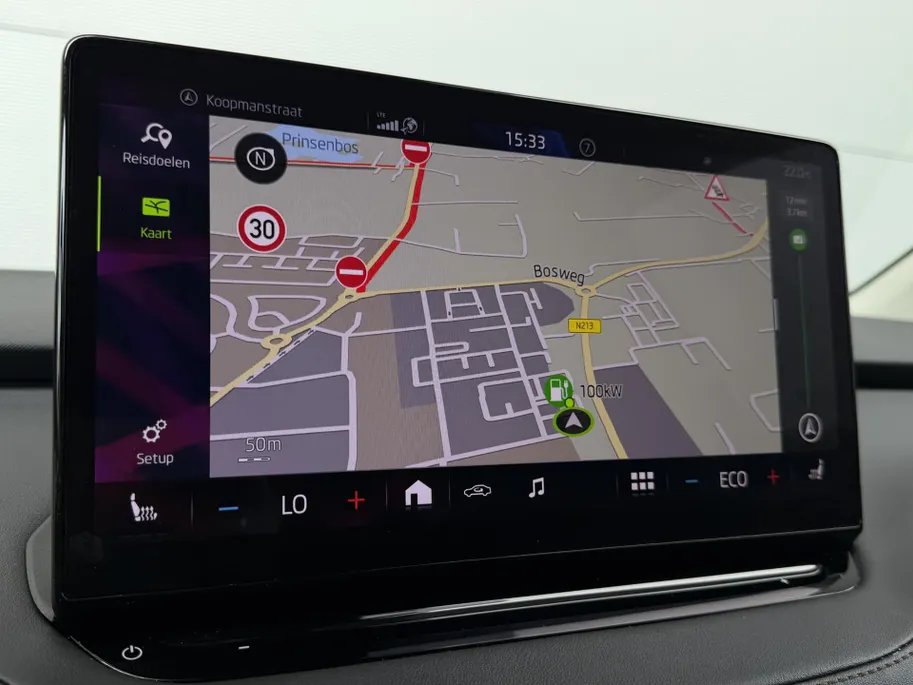 Škoda Enyaq iV 80 | Elektrisch verstelbare stoelen incl. geheugenfunctie | Stoel- en stuurverwarming | Elektrisch bedienbare achterklep | Lederen bekleding | Achteruitrijcamera | Parkeersensoren voor- en achter | Apple/Android Carplay