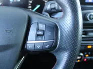 Ford Focus Wagon 1.0 EcoBoost ST Line Business | Stuur-/stoel-/voorruitverwarming | Camera | Clima | Draadloze telefoonlader | 17' LM | Navi |
