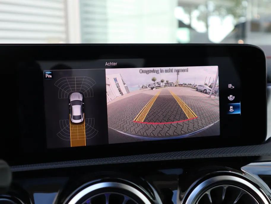 Mercedes-Benz CLA 200 Business Solution AMG l Panoramadak l Stoelverwarming l Ambiente lichtpakket