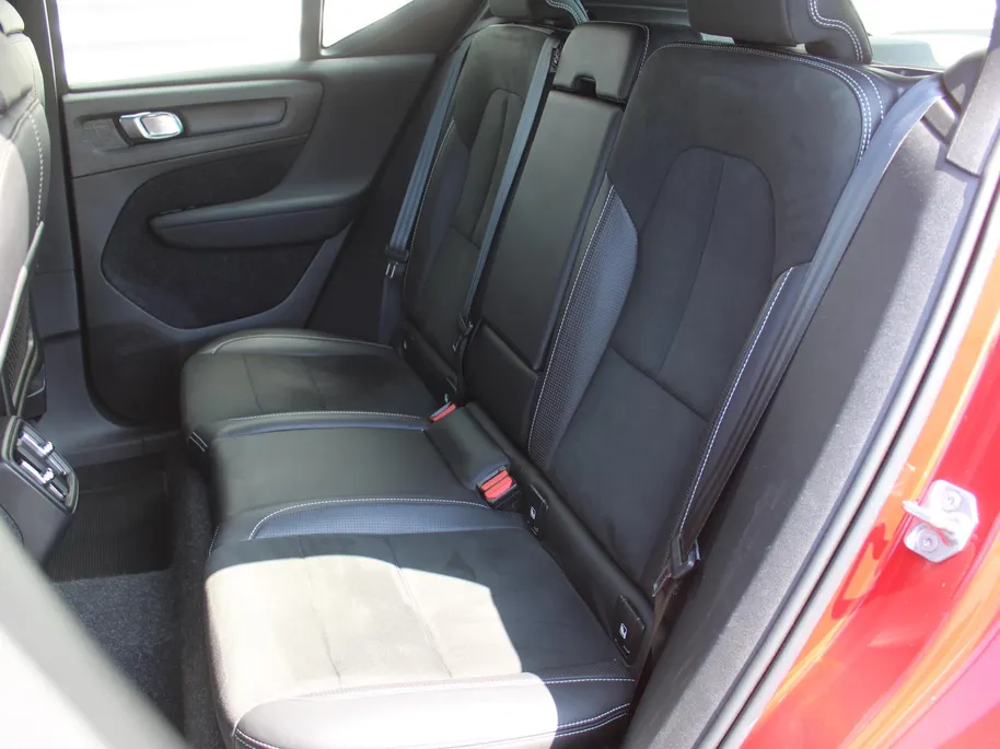 Volvo XC40 2.0 T4 R-Design | Keyless | HK Audio | Adap. Cruise | PDC | Elek. Trekhaak | 19' Velgen | Elek. Kofferklep | Camera | Stoelverwarming |