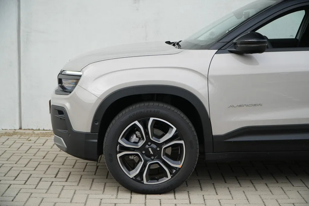 Jeep Avenger Summit 54kWh | Pano | Infotainment | Winter | Camera | 18'