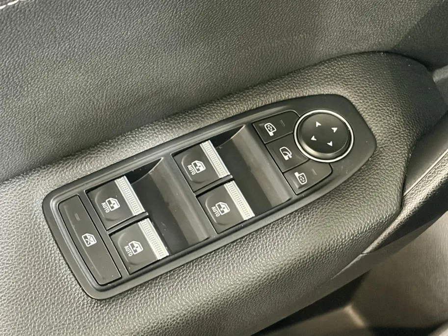 Renault Captur 145PK E-Tech Hybrid Intens Automaat | Camera | Parkeersensoren | Apple Carplay/Android Auto | Navigatie | Climate Control | Cruise Control | Lichtmetalen Velgen | Licht & Regensensor |