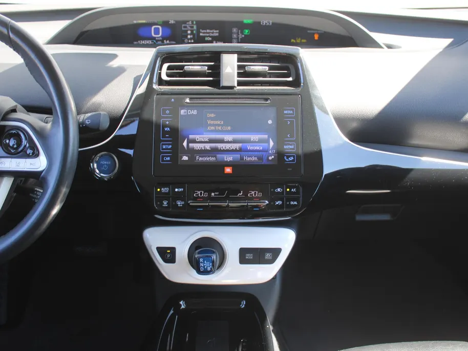 Toyota Prius 1.8 Executive | Trekhaak | Stoelverwarming | Camera | Leer | Dodehoek detectie | JBL audio | HUD | 17” LM | Navi | LED | Cruise adapt. | Incl. winterset |