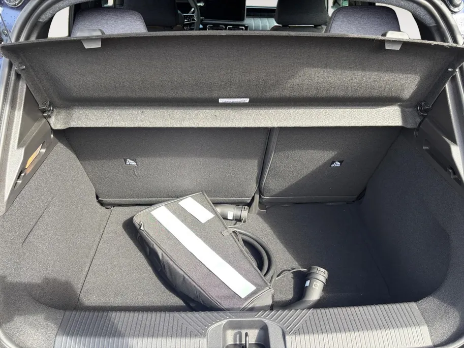 Renault 5 comfort range techno 52 kWh nu op voorraad met 1600,- korting , Pack Advanced Driving Assist , pack winter , Pack Harman Kardon premium sound , Apple Carplay/Android Auto , stoel en stuurverwarming , camera .