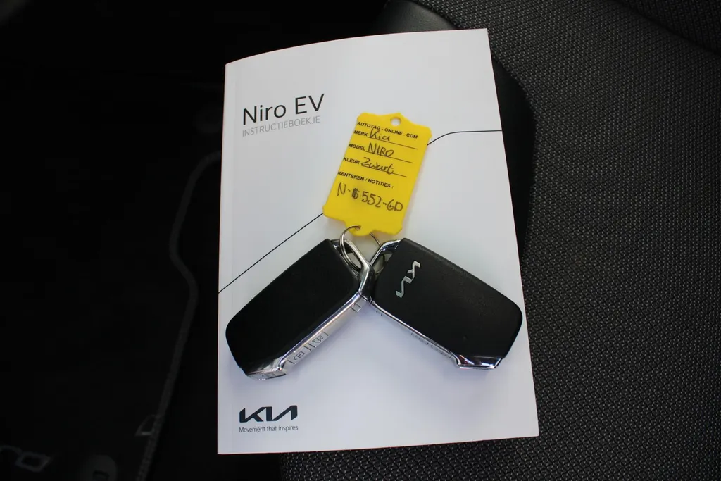 Kia e-Niro DynamicPlusLine 64 kWh | Warmtepomp | Schuif/kantel dak | 17' LM | Airco | Cruise | Navi | Camera |