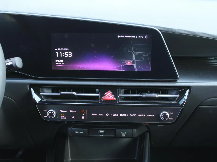Kia Niro EV Light Edition 64.8 kWh | Camera | Cruise adapt. | Clima | 17' LM | Navi | Keyless | All season banden | 17% bijtelling |