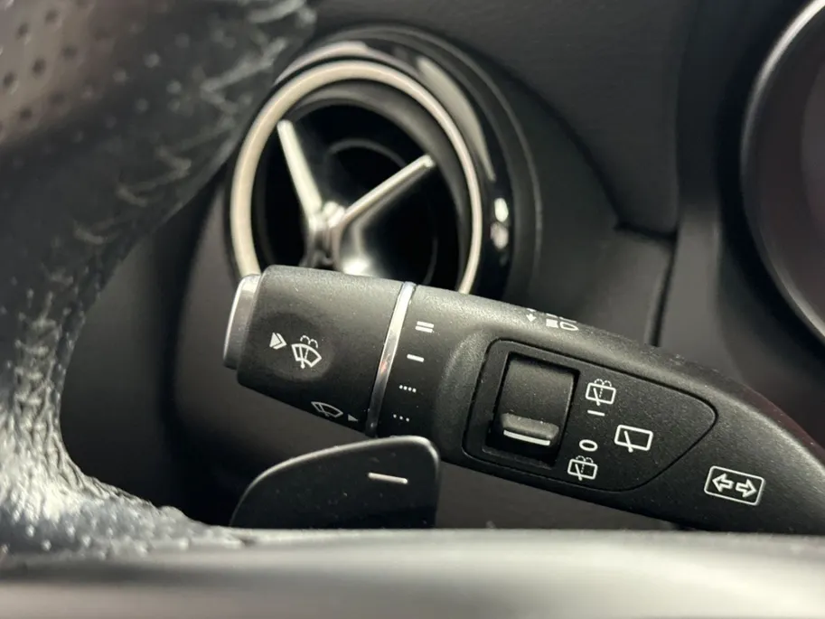 Mercedes-Benz GLA 200 Premium Automaat | Navigatie | Elektrische Achterklep | Lederen Bekleding