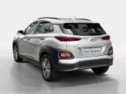 Hyundai Kona EV Comfort 64 kWh | Warmtepomp | 100% SOH | Adaptive cruise control | Apple Carplay & Android Auto | Achteruitrijcamera | Parkeersensoren achter | Keyless entry | DAB radio |
