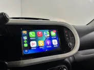 Renault Twingo Z.E. R80 Intens Automaat | 1e eigenaar | Apple CarPlay/Android Auto | Climate Control | Lichtmetalen Velgen | Cruise Control | Licht & Regen Sensor | Half Leder | Privacy Glass | Elektrische Ramen & Spiegels |
