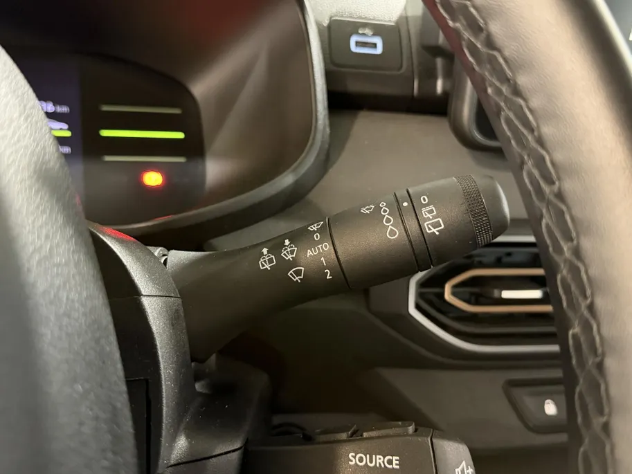 Dacia Jogger 140PK Hybrid Extreme 7p. Automaat | 7 Zitplaatsen | Camera | Parkeersensoren | Apple CarPlay/Android Auto | Digital Cockpit | Cruise Control | Lichtmetalen Velgen | Licht & Regen Sensor | Full LED |