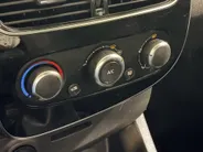 Renault Clio 90PK TCe Limited | Camera | Airco | Cruise Control | Lichtmetalen Velgen | Bluetooth | Keyless Entry | Elektrische Ramen & Spiegels | Parkeersensoren | Armsteun |
