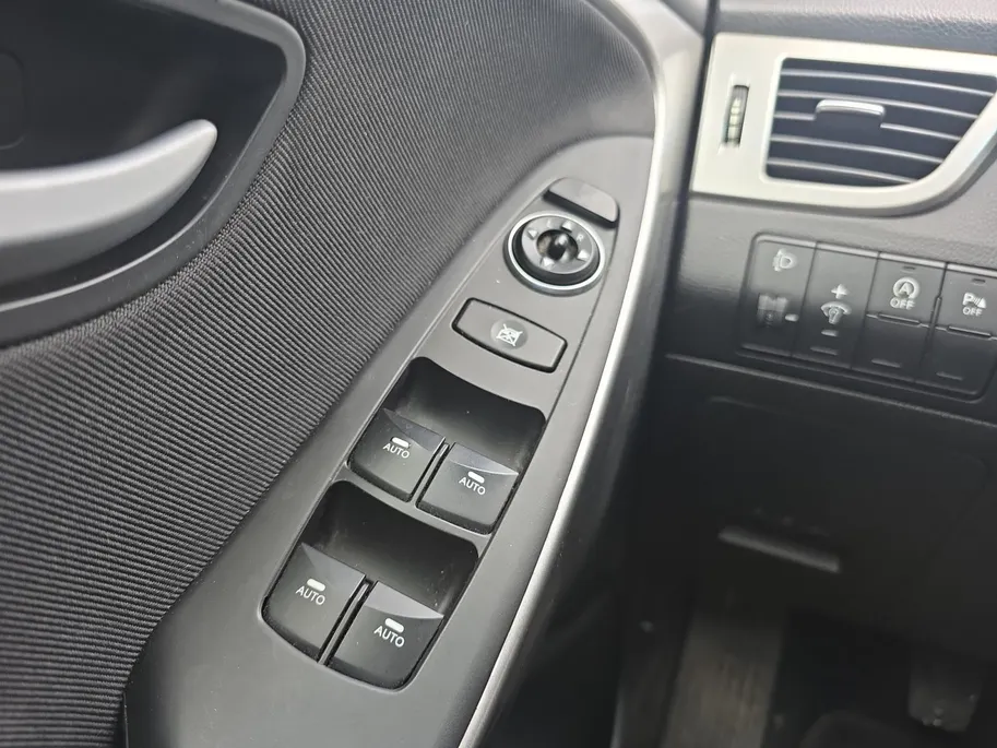 Hyundai i30 1.6 GDI Go! | 1e eigenaar | Volledig onderhouden! | Navigatie | Cruise Control | Achteruitrijcamera | Elektr. ramen | Climate Control | 12 maanden garantie!