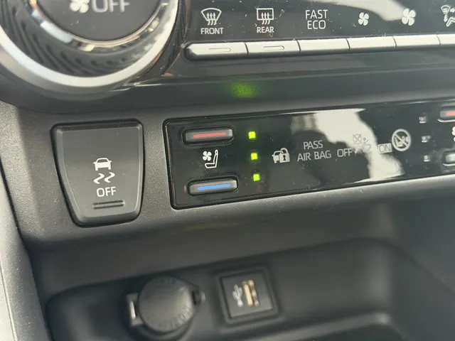 Toyota RAV4 2.5 PHEV Bi-Tone+ AWD | Trekhaak | Panoramadak | Stoel Verwarming & Ventilatie |