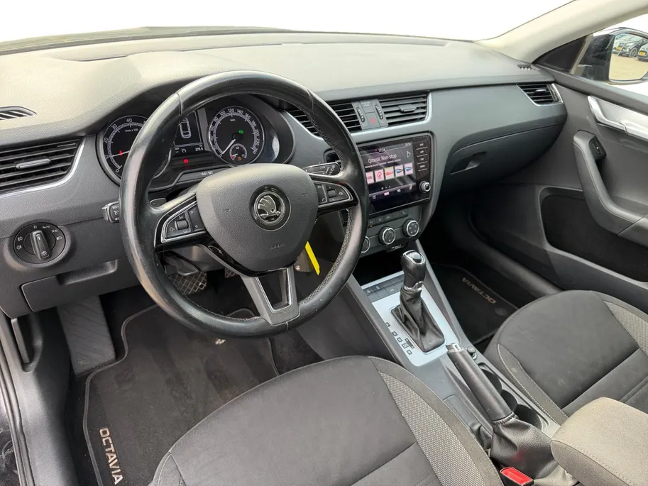Škoda Octavia Combi 1.5 TSI Greentech Ambition Business | Automaat | Navigatie | Apple carplay & Android auto | Parkeersensoren voor en achter | Achteruitrijcamera | Elektr. achterklep | Afneembare trekhaak | Stoelverwarming voor | Bovag garantie |