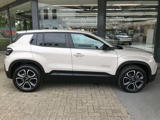 Jeep Avenger 1.2 e-Hybrid Summit