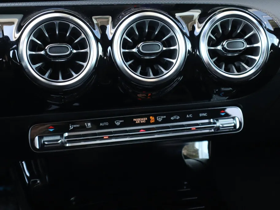 Mercedes-Benz A-Klasse 180 AMG Line l Panorama dak l Keyless entry l Achteruitrij camera l Stoelverwarming