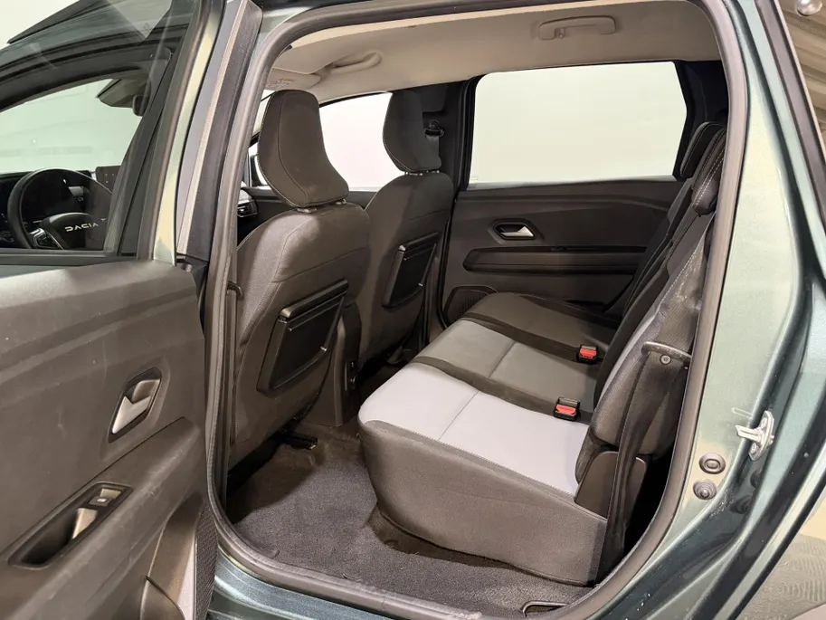 Dacia Jogger 140PK Hybrid Extreme 7p. Automaat | 7 Zitplaatsen | Camera | Parkeersensoren | Apple CarPlay/Android Auto | Digital Cockpit | Cruise Control | Lichtmetalen Velgen | Licht & Regen Sensor | Full LED |