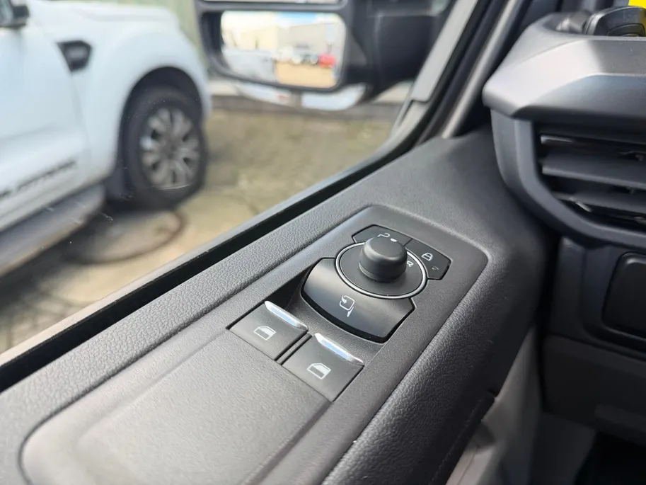 Ford Transit Custom 300 2.0 TDCI L2H1 Sport | Automaat | Adapt. Cruise control | BLIS | Winter pack | Elektr. bestuurdersstoel | Parkeersensoren voor en achter | Achteruitrijcamera | Navigatie | Apple carplay & Android auto | 18' lichtmetalen velgen | Bovag garantie |