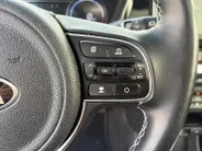 Kia e-Niro DynamicPlusLine 64 kWh | *1E EIGENAAR | FABRIEKSGARANTIE | SCHUIF- KANTELDAK | APPLE CARPLAY/ ANDROID AUTO | NAVI | CAMERA | STUUR/ STOELVERWARMING | STOF/ LEDER | ETC…