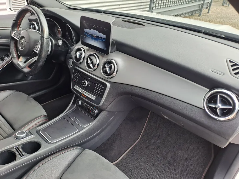 Mercedes-Benz GLA 180 Business Solution AMG AUTOMAAT | Trekhaak | Schuif/kanteldak | Navigatie | Camera | AMG-styling | Climate | Sensoren | Apple Carplay/Android Auto | Cruise | Stoelverwarming