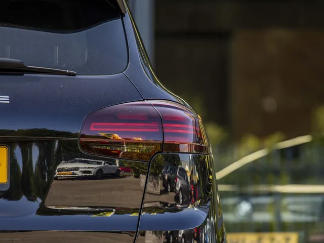 Porsche Cayenne 3.0 S E-Hybrid Platinum Edition NL Auto!