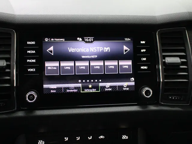 Škoda Kodiaq 1.5 TSI Business Edition DSG 7-Persoons Navigatie | Parkeercamera | 18' Velgen | Trekhaak