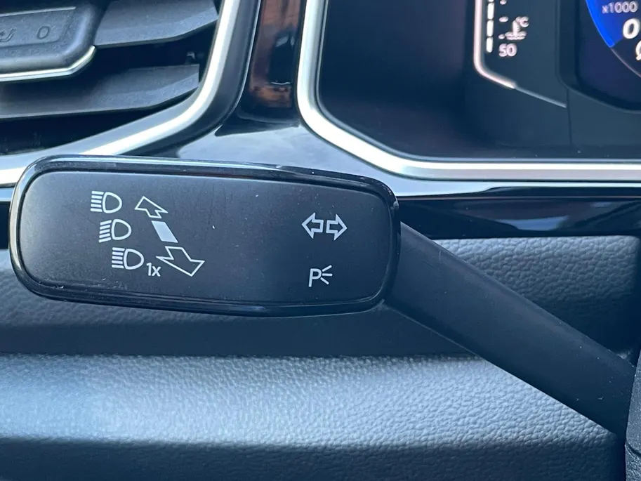 Volkswagen T-Roc 1.5 TSI R-Line Edition *Automaat*Navi via Carplay*Camera*Schuif/kanteldak*Climate Control*Adapt. Cruise Control*LM.Velgen*Zeer nette auto!