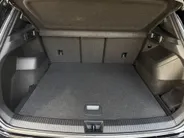 Volkswagen Tiguan 1.5 eTSI R-Line Business | Elektrisch wegklapbare trekhaak | Stoelmassage | Elektrisch bedienbare achterklep | Achteruitrijcamera | Parkeersensoren voor- en achter | Navi | Adaptive cruise control | Sportstoelen