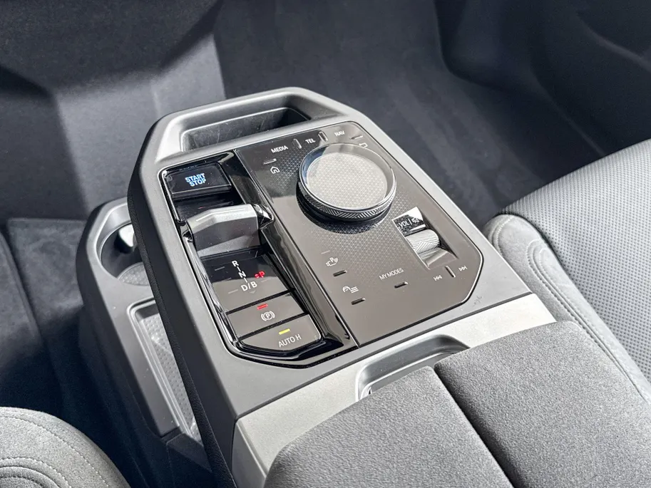 BMW iX xDrive45 101 kWh