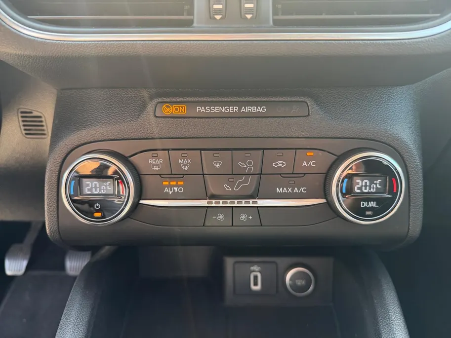 Ford Focus 1.0 EcoBoost Active Business | Parkeersensoren voor en achter | Navigatie | 17' lichtmetalen velgen | Apple carplay & Android auto | Keyless entry | Bovag garantie |
