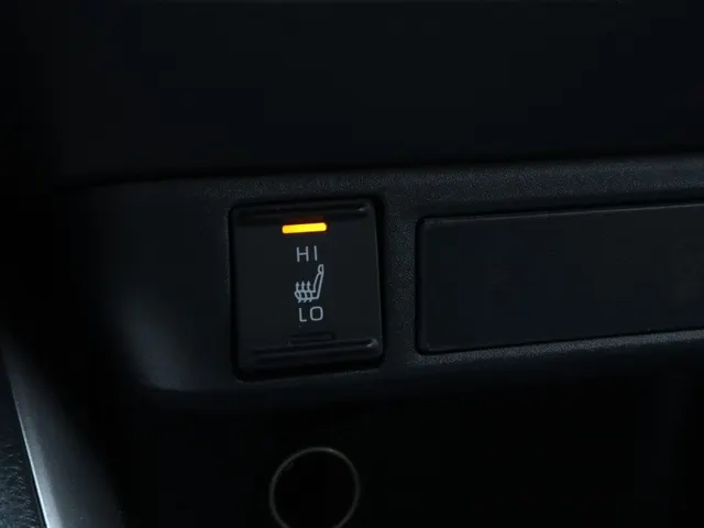 Toyota Yaris 1.5 Hybrid Dynamic Limited | Stoelverwarming | Keyless | 17 inch | All Seasons