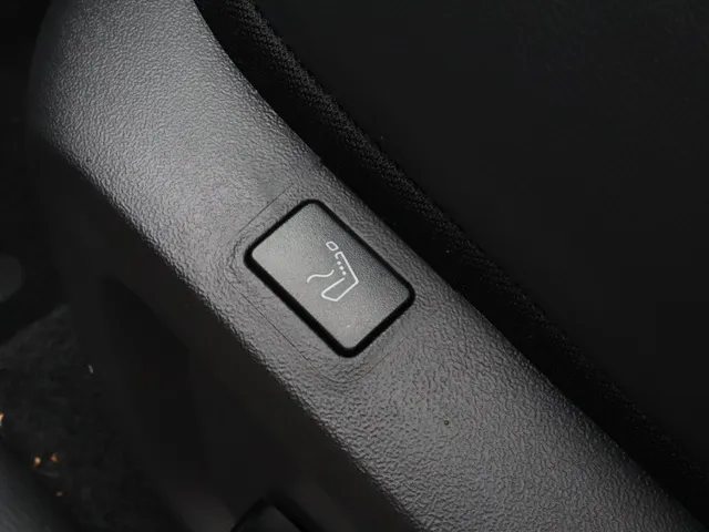 Mitsubishi Outlander 2.4 PHEV Black Edition All Seasons | Yamaha sound