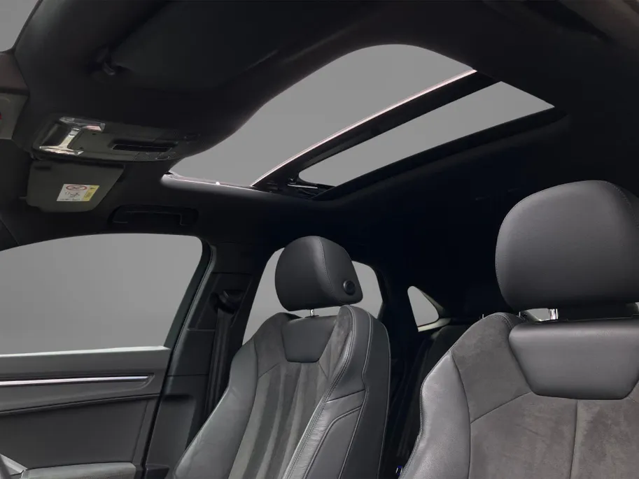 Audi Q3 Sportback 45 TFSI quattro 230pk S Edition · Panoramadak · Trekhaak · Apple/Android Car Play · Camera · Stoelverwarming · Adaptive Cruise Control ·