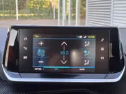 Peugeot e-208 EV Active Pack 50 kWh | Cruise control | Navigatiesysteem | Keyless start | DAB | LM Velgen | 100% Elektrisch | SOH 95,6 %