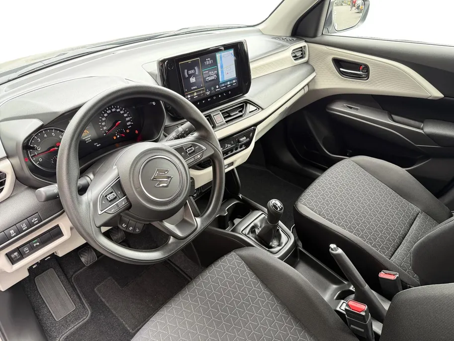 Suzuki Swift 1.2 Comfort Sport | 17 inch | Zwarte logo's | Carbon spiegels | Sharkfin antenne | Carplay | Adapt. Cruise | Navi | Keyless start